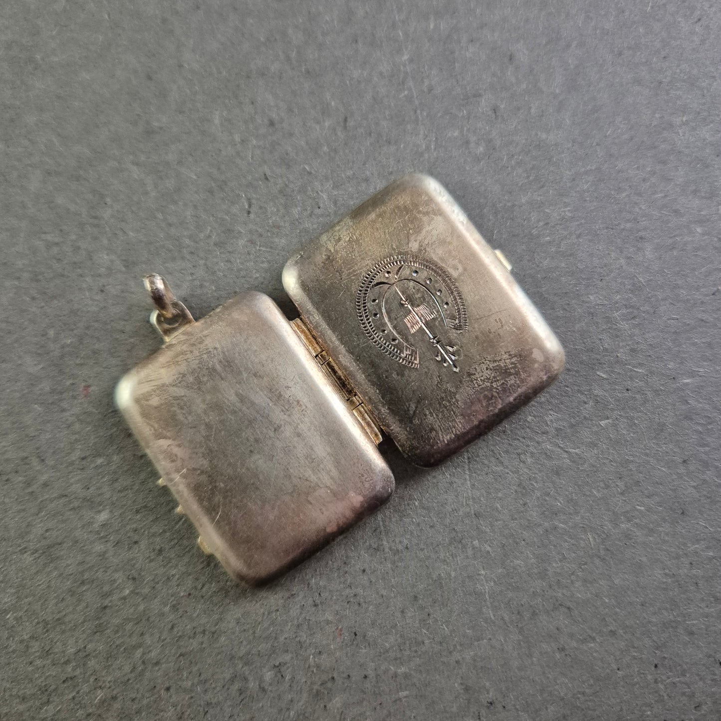 Antikes rechteckiges Silbermedaillon mit Gravur