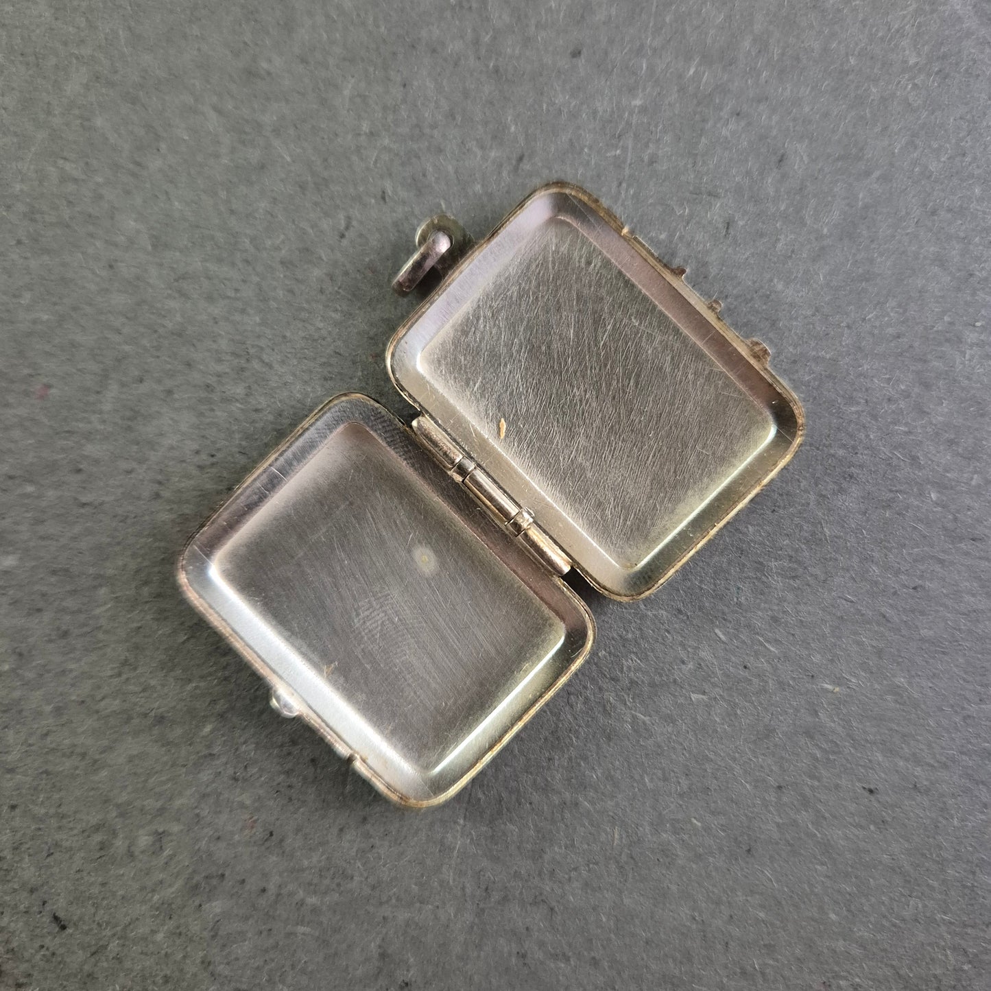 Antiker rechteckiger Medaillon-Anhänger aus echtem Silber mit zarter Gravur