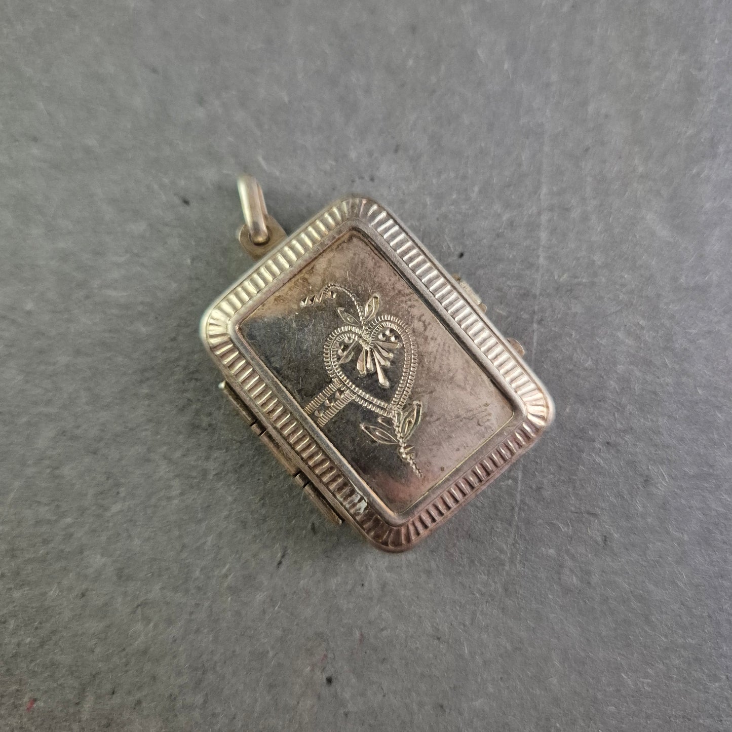 Antiker rechteckiger Silber-Medaillonanhänger mit filigraner Gravur