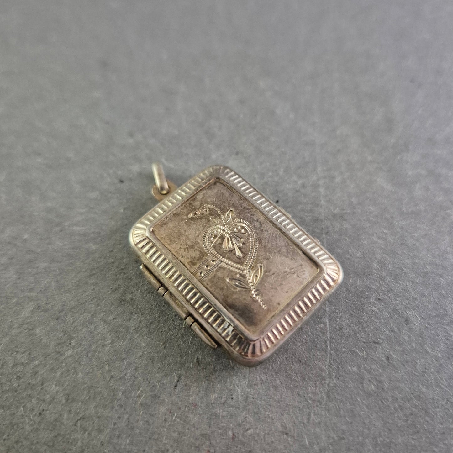 Antiker rechteckiger Silber-Medaillonanhänger mit filigraner Gravur