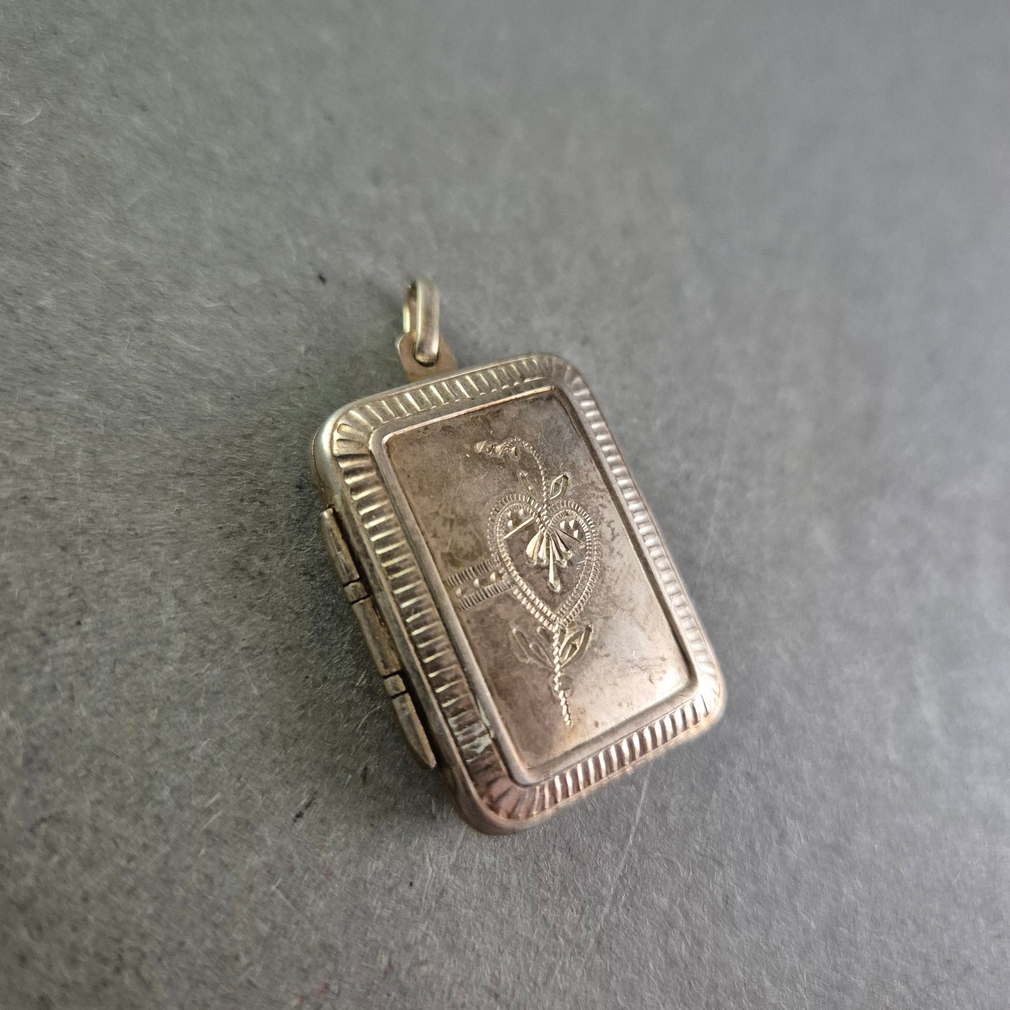 Antiker rechteckiger Silber-Medaillonanhänger mit filigraner Gravur