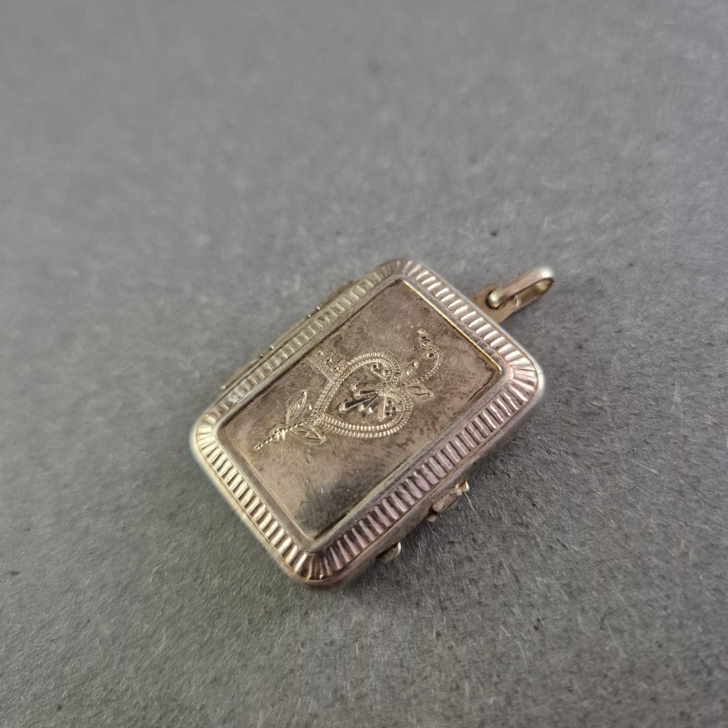 Antiker rechteckiger Silber-Medaillonanhänger mit filigraner Gravur