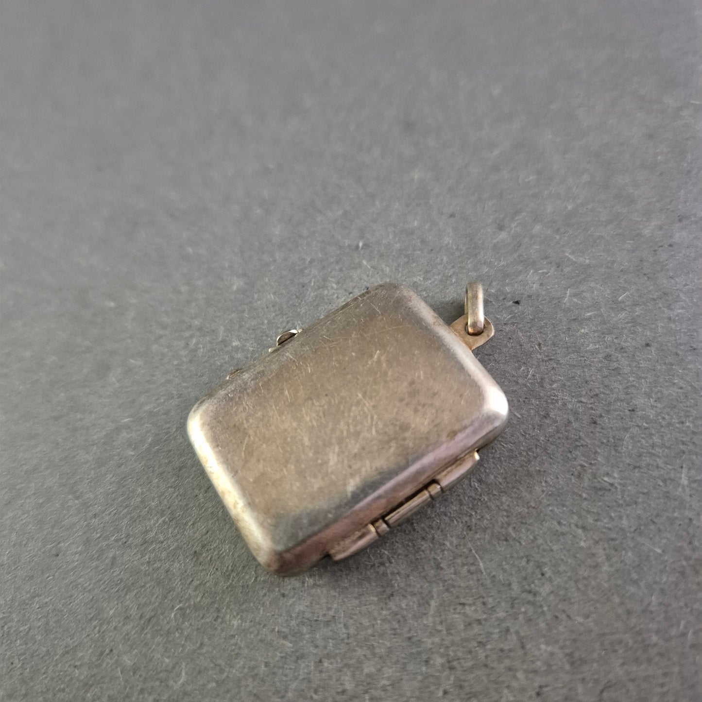 Antiker rechteckiger Silber-Medaillonanhänger mit filigraner Gravur