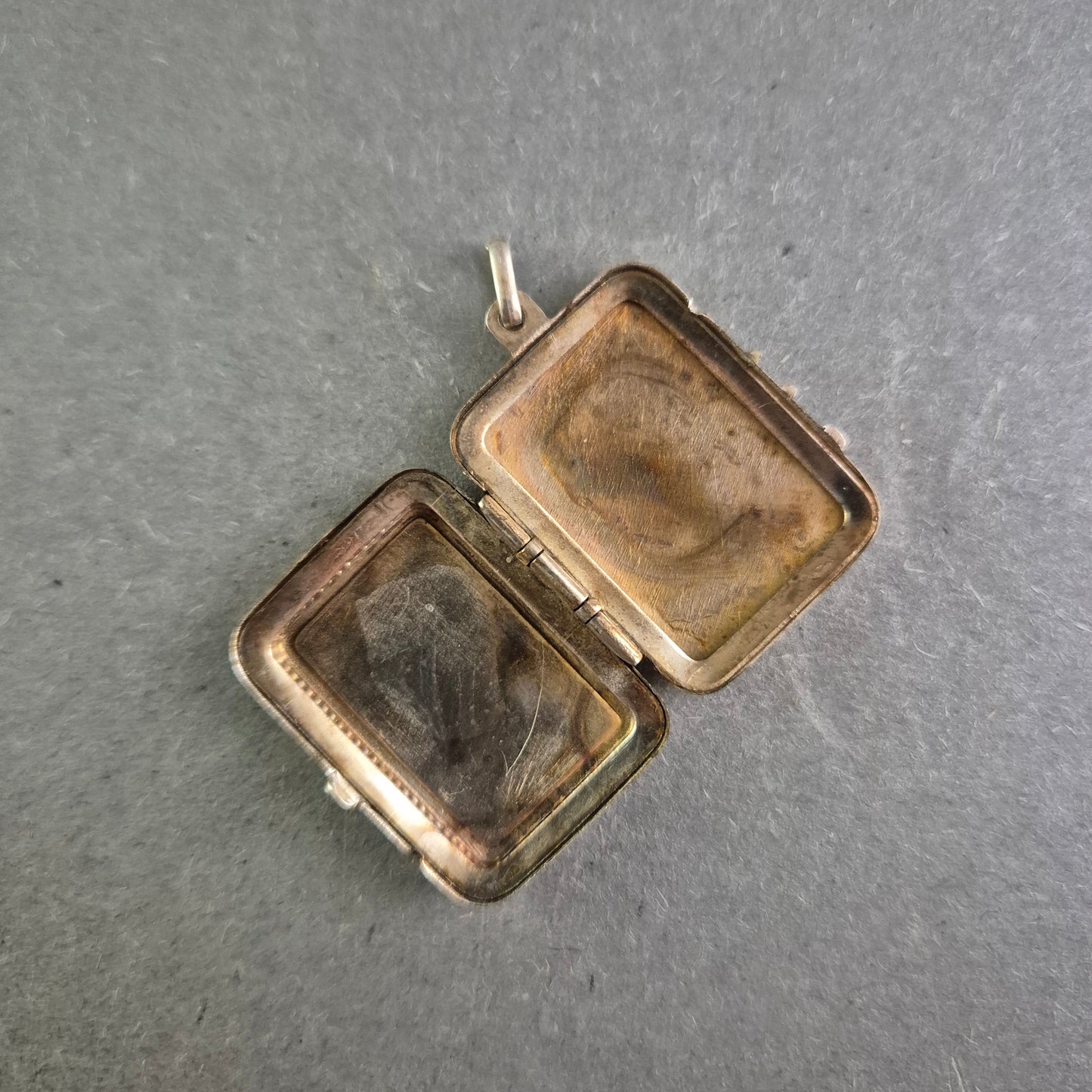 Antiker rechteckiger Silber-Medaillonanhänger mit filigraner Gravur