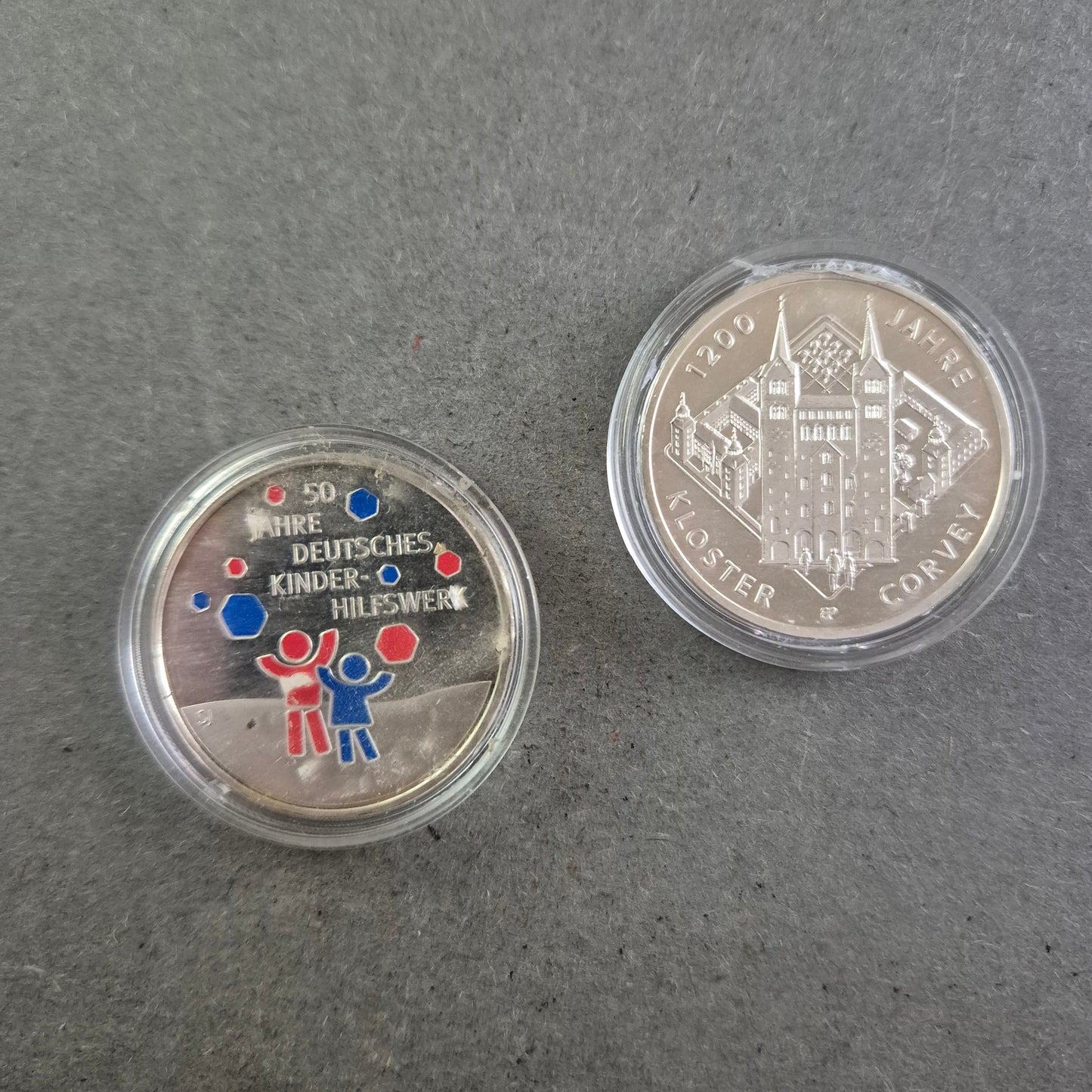 2x Gedenkmünzen Deutschland – Silber & Farbe, Kinderhilfswerk & Corvey