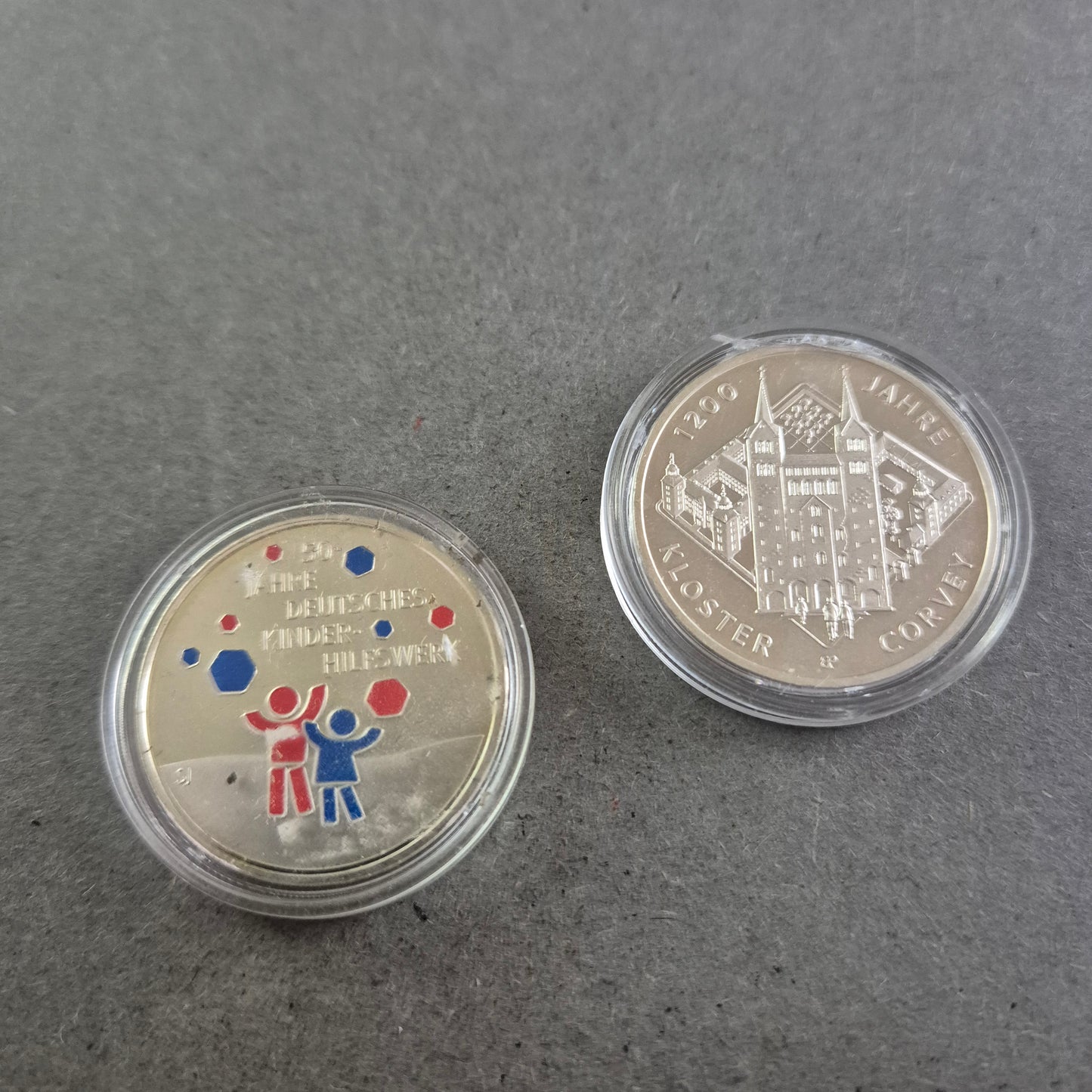 2x Gedenkmünzen Deutschland – Silber & Farbe, Kinderhilfswerk & Corvey