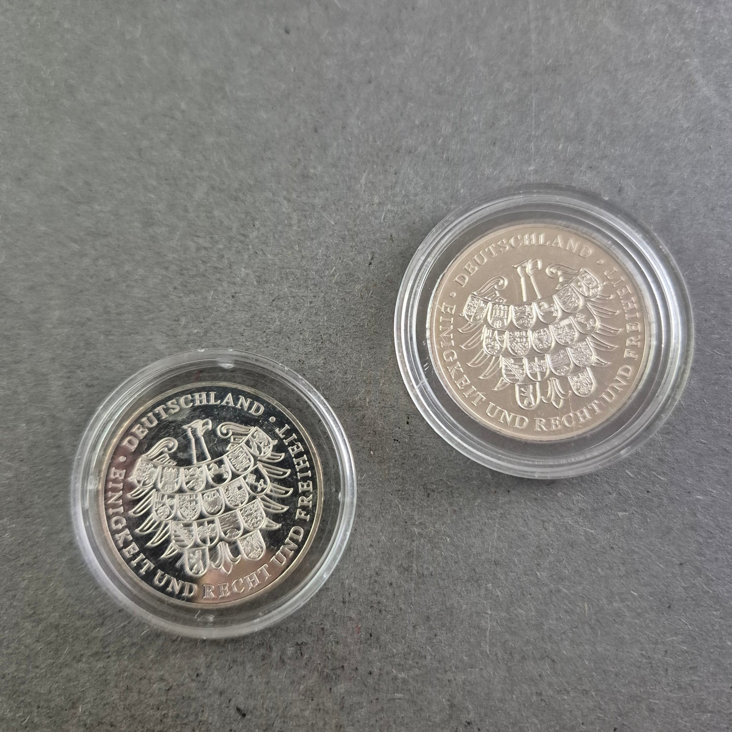 2x Brüder-Grimm-Münzen – Hänsel & Gretel + Dornröschen in Farbe