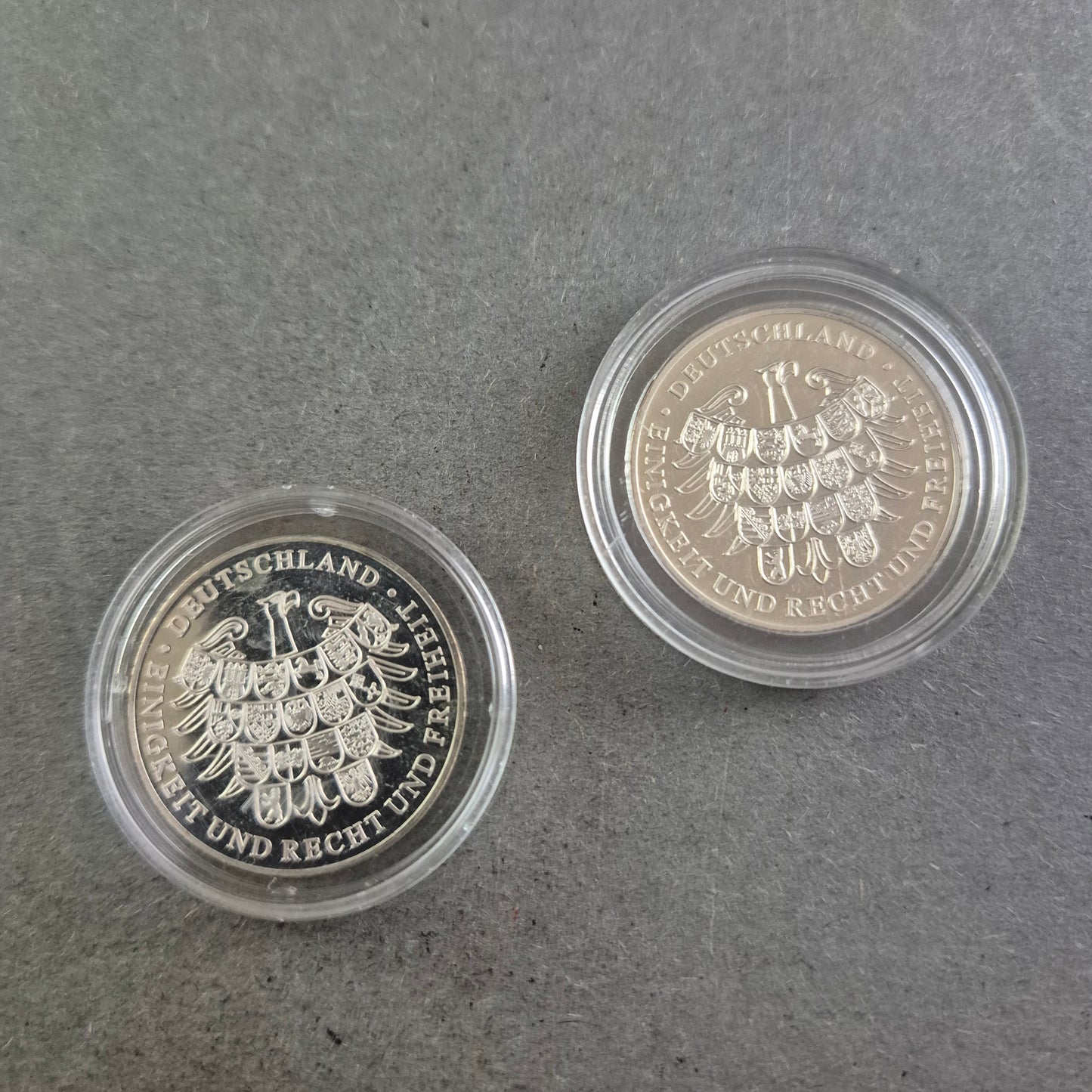 2x Brüder-Grimm-Münzen – Hänsel & Gretel + Dornröschen in Farbe