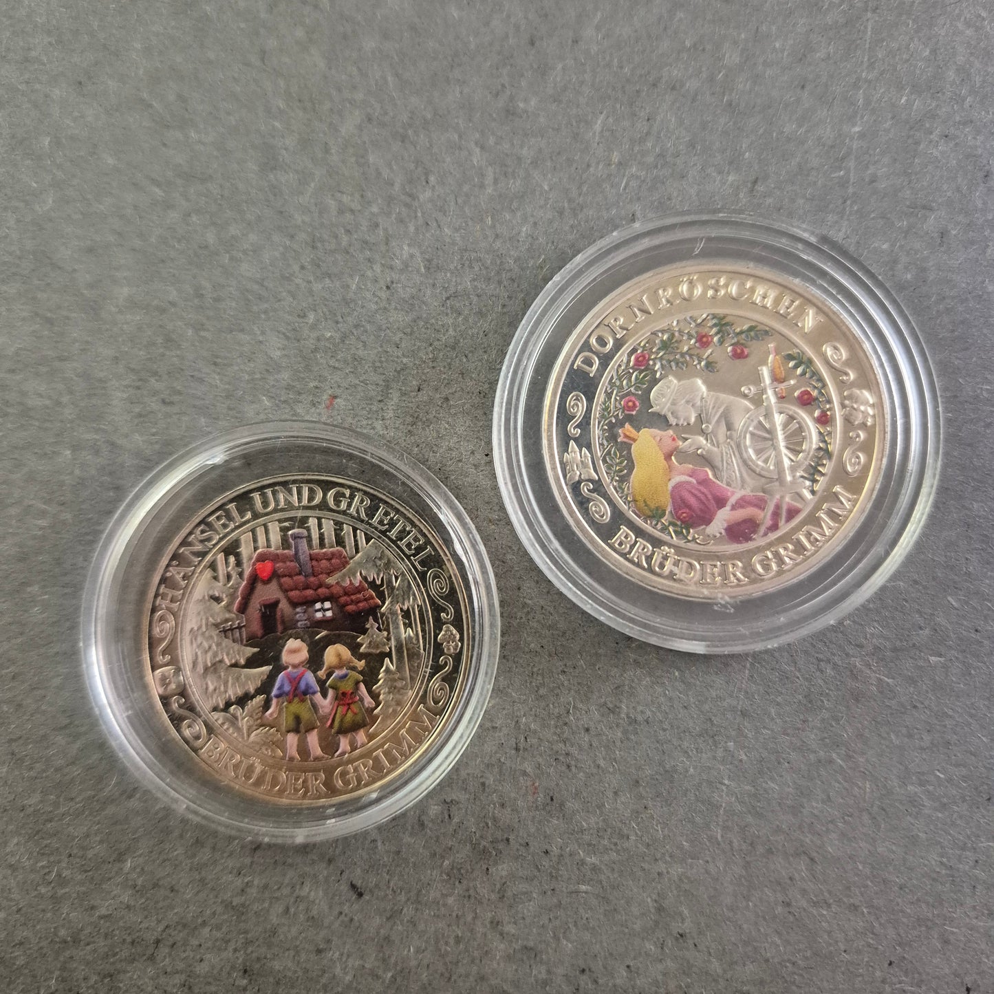 2x Brüder-Grimm-Münzen – Hänsel & Gretel + Dornröschen in Farbe