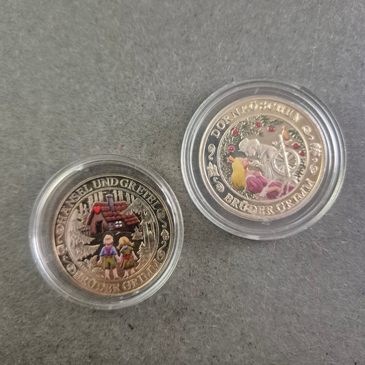 2x Brüder-Grimm-Münzen – Hänsel & Gretel + Dornröschen in Farbe