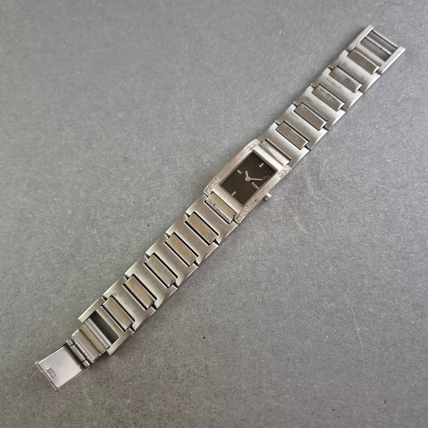 Stilvolle TCM Damenarmbanduhr – Elegant mit Kristallakzenten