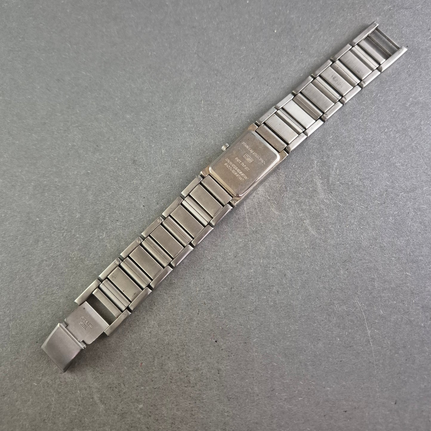 Stilvolle TCM Damenarmbanduhr – Elegant mit Kristallakzenten