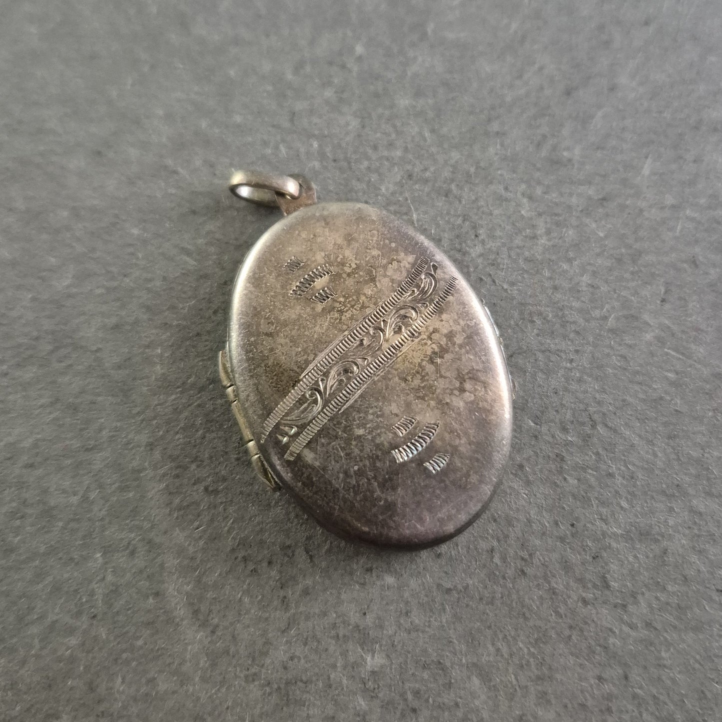 Antikes ovales Medaillon – Graviertes Klappamulett für Fotos