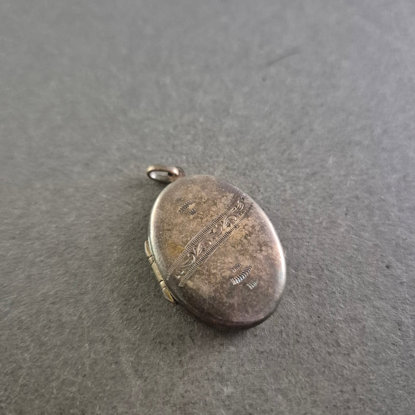 Antikes ovales Medaillon – Graviertes Klappamulett für Fotos