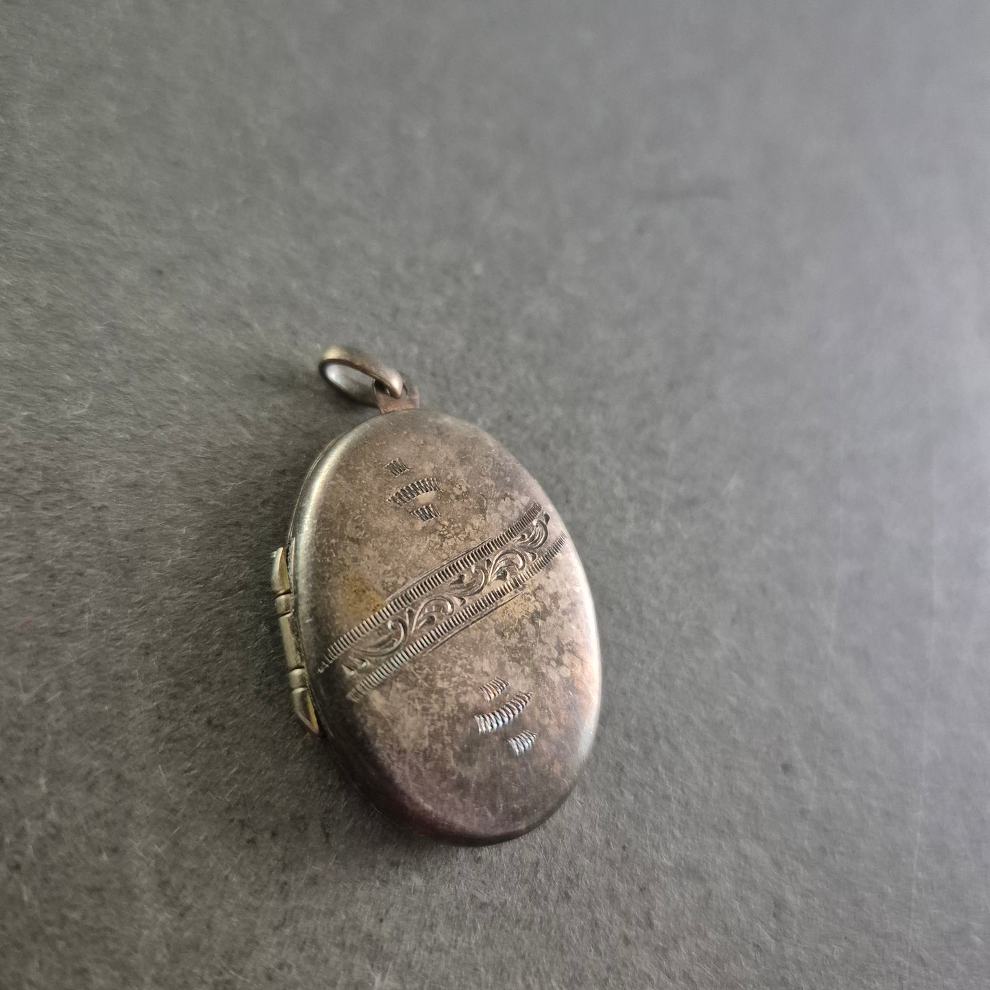 Antikes ovales Medaillon – Graviertes Klappamulett für Fotos