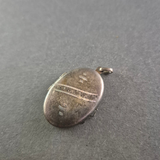 Antikes ovales Medaillon – Graviertes Klappamulett für Fotos