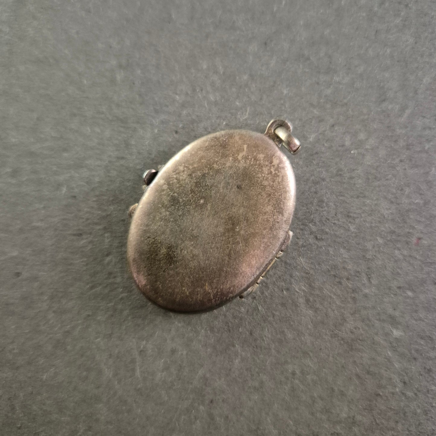 Antikes ovales Medaillon – Graviertes Klappamulett für Fotos