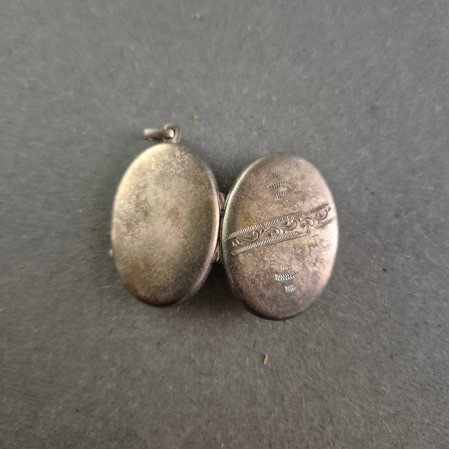 Antikes ovales Medaillon – Graviertes Klappamulett für Fotos