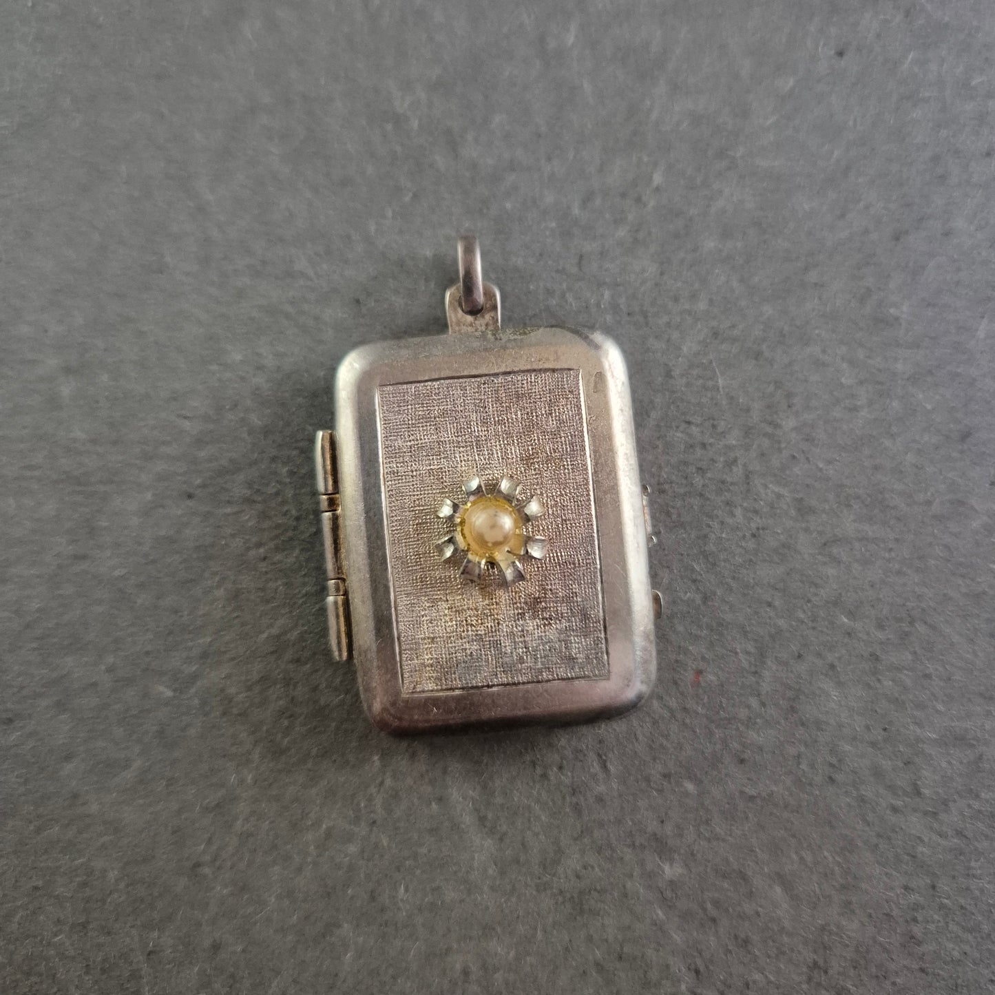 Rechteckiges Vintage-Medaillon mit Blumenornament – Klappanhänger