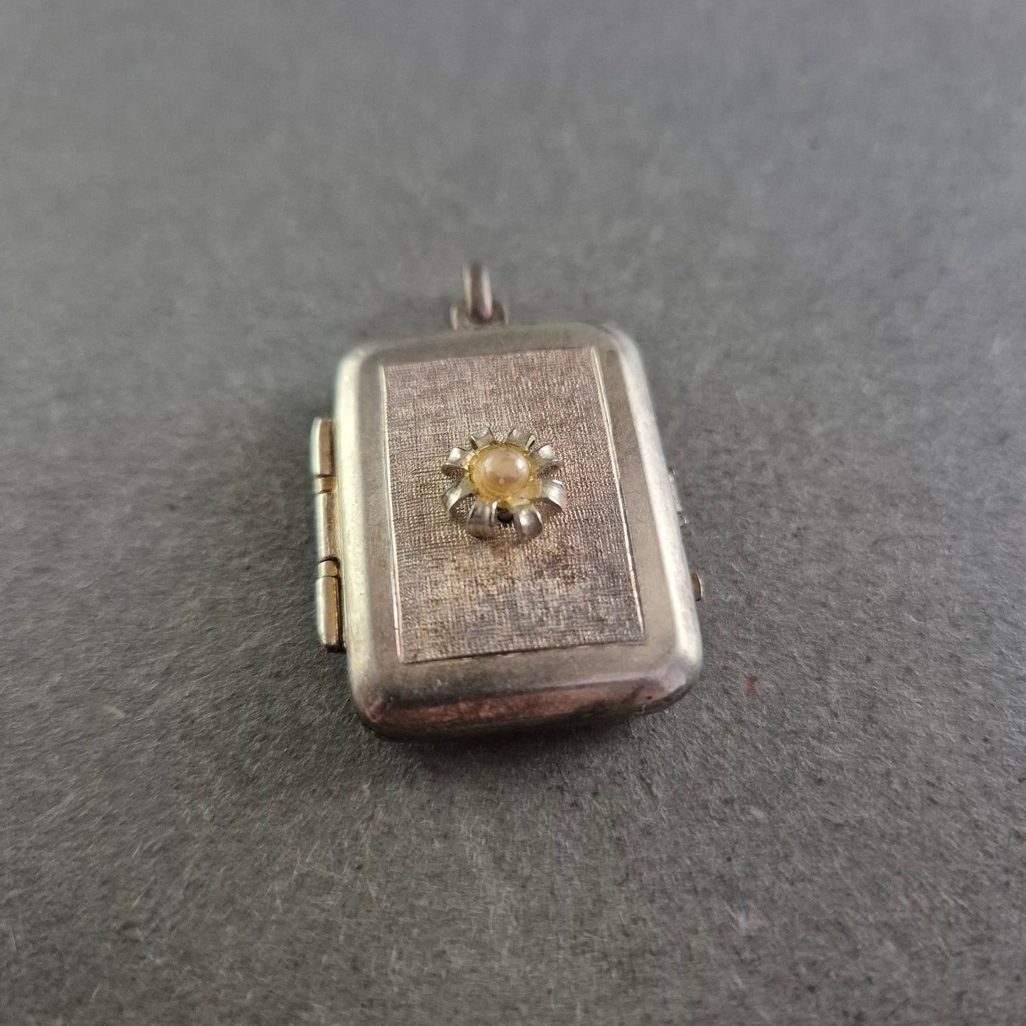 Rechteckiges Vintage-Medaillon mit Blumenornament – Klappanhänger