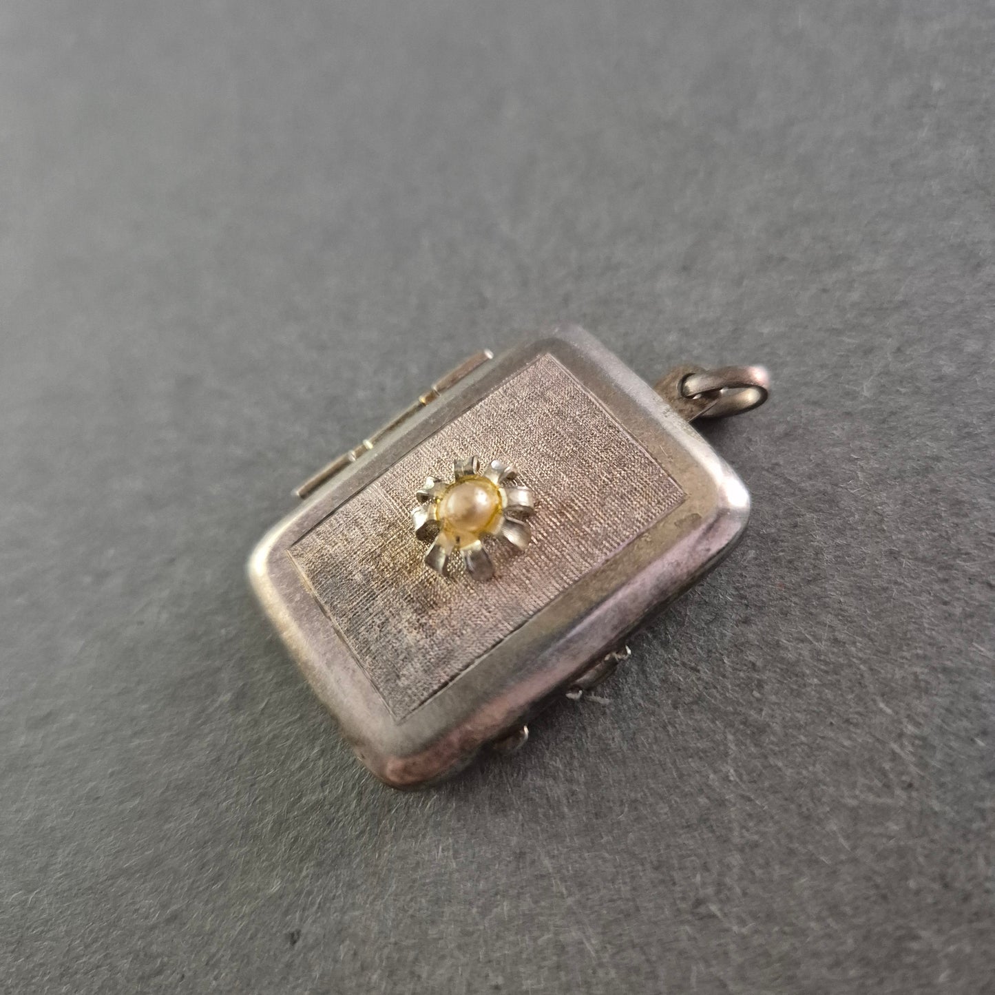 Rechteckiges Vintage-Medaillon mit Blumenornament – Klappanhänger