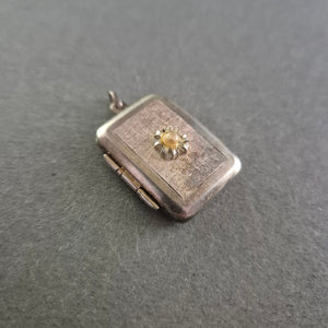 Rechteckiges Vintage-Medaillon mit Blumenornament – Klappanhänger
