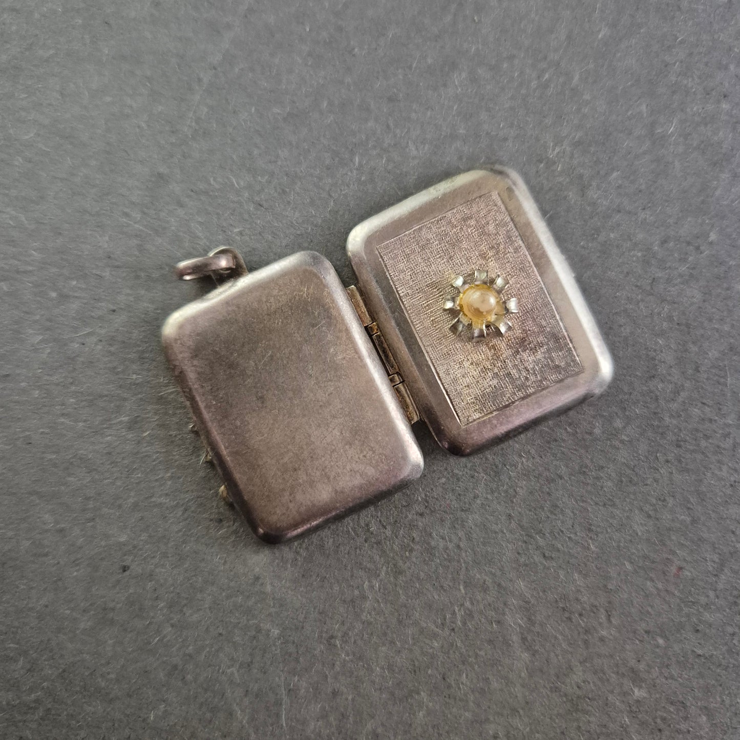 Rechteckiges Vintage-Medaillon mit Blumenornament – Klappanhänger