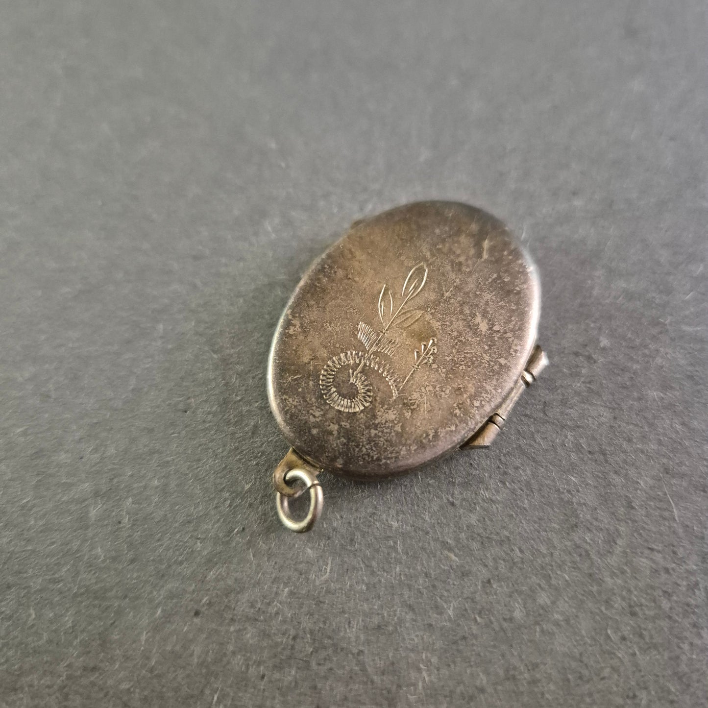 Antikes ovales Fotomedaillon – Gravurmotiv & nostalgische Patina