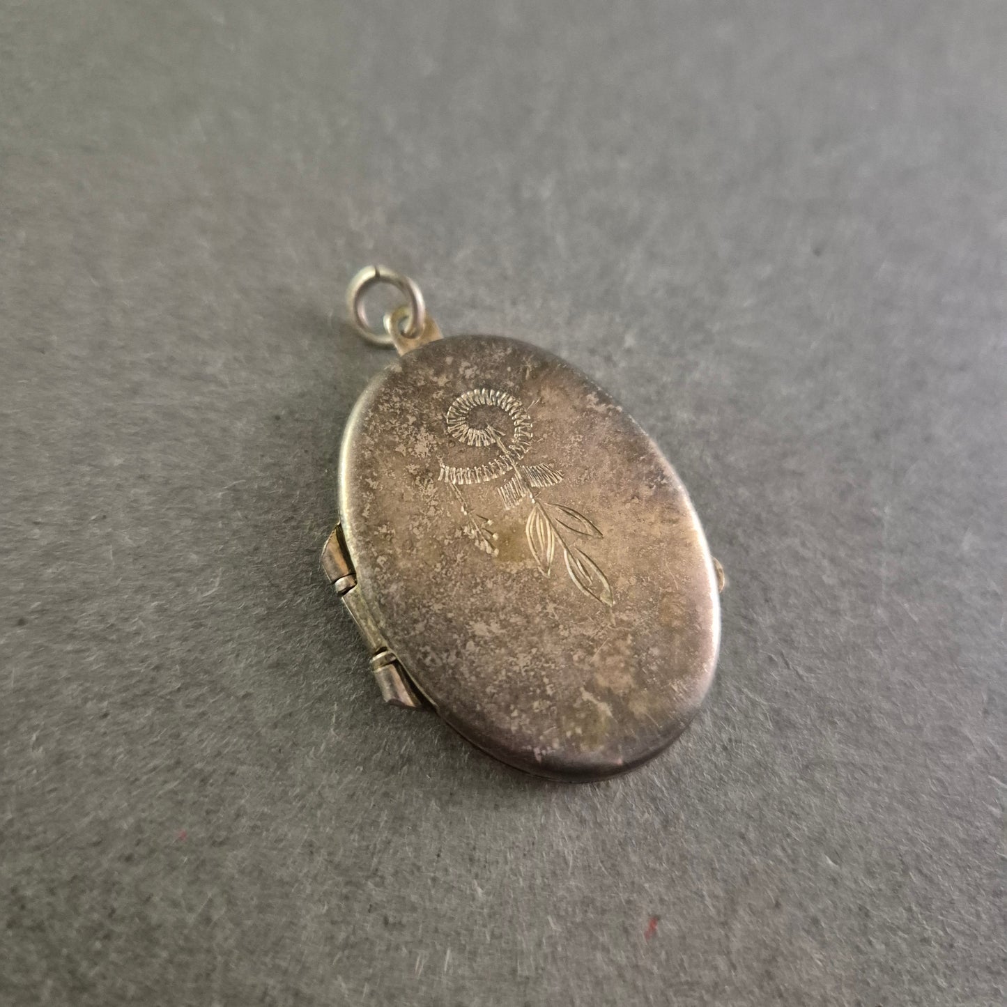 Antikes ovales Fotomedaillon – Gravurmotiv & nostalgische Patina