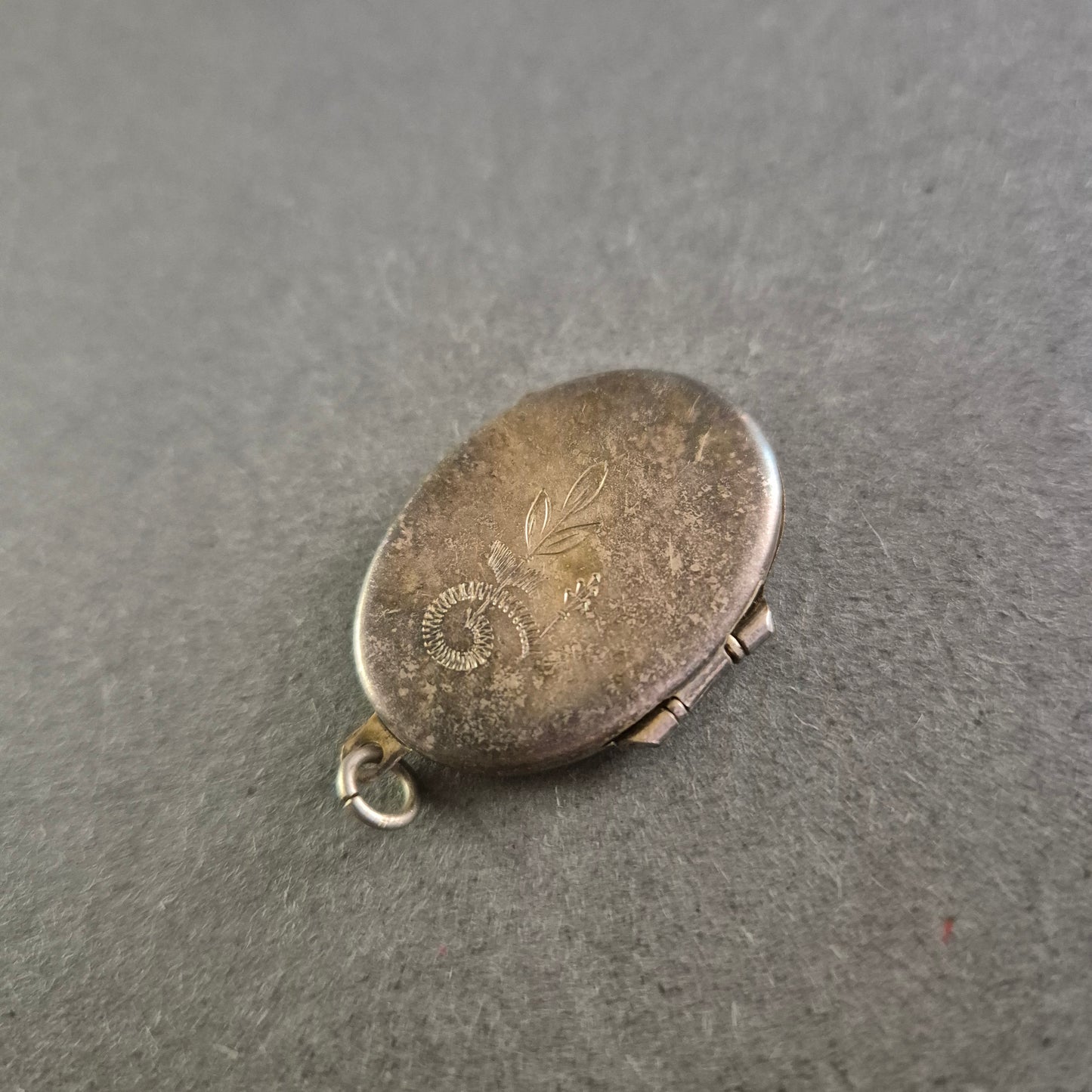 Antikes ovales Fotomedaillon – Gravurmotiv & nostalgische Patina