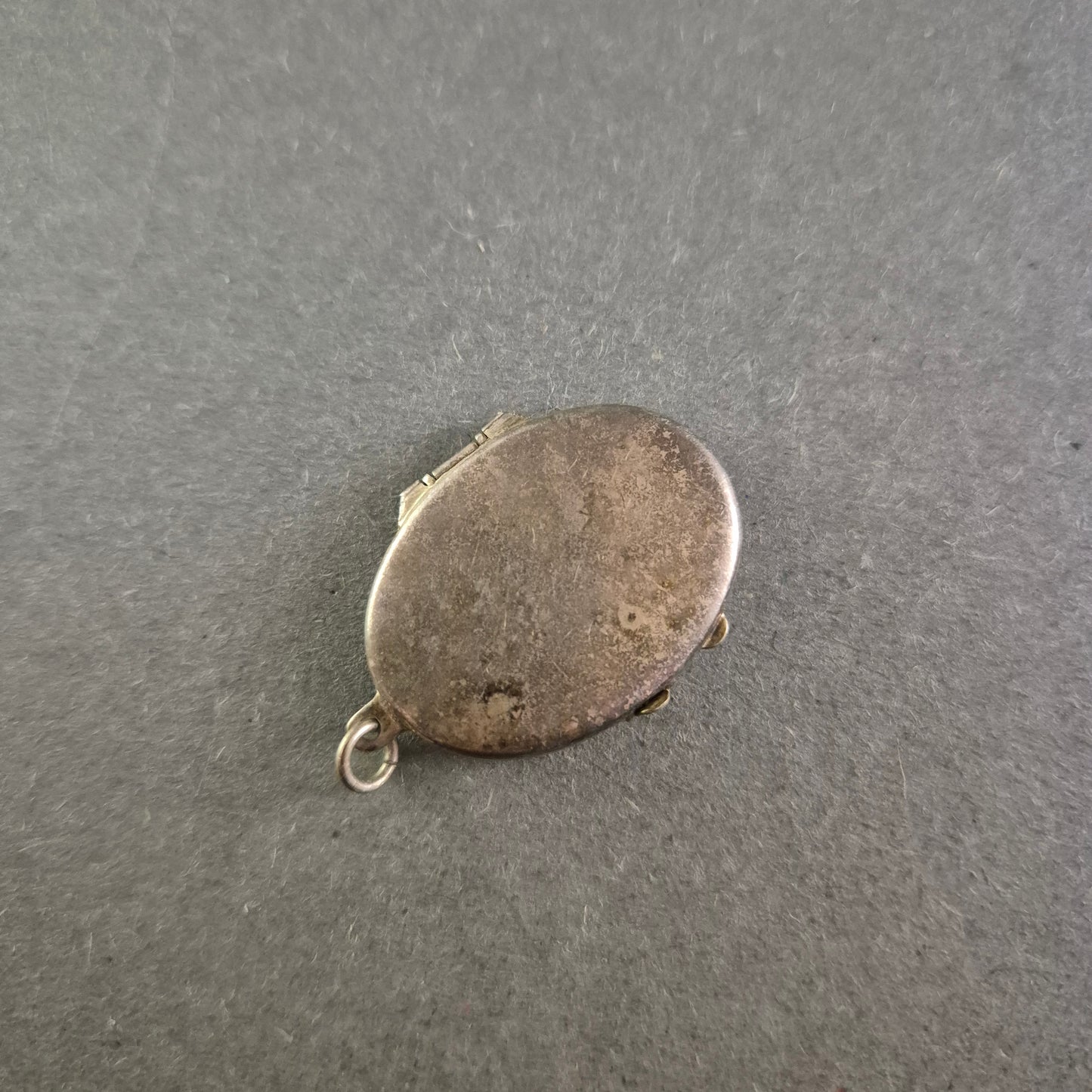 Antikes ovales Fotomedaillon – Gravurmotiv & nostalgische Patina