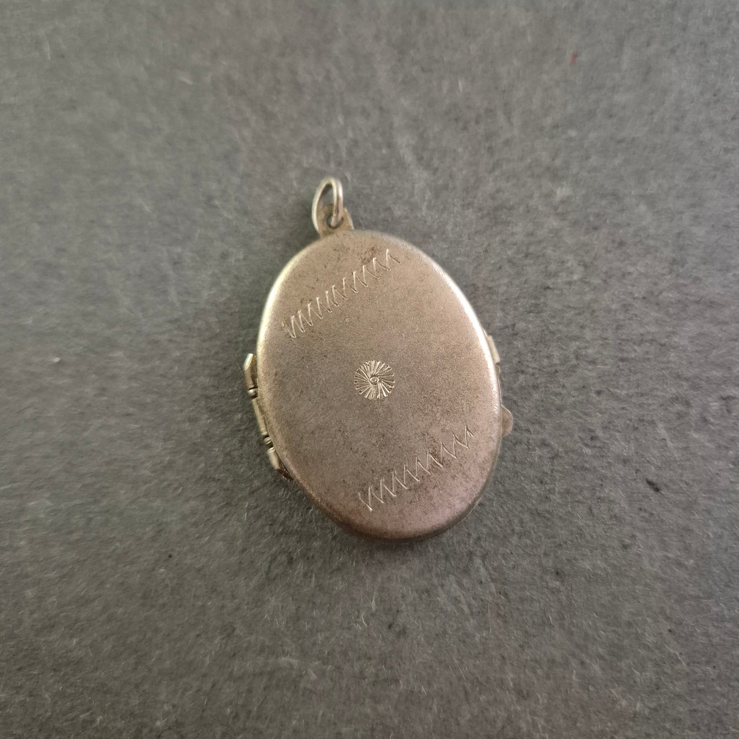 Ovales Vintage-Medaillon mit Sternmotiv – Klappanhänger aus Silberoptik
