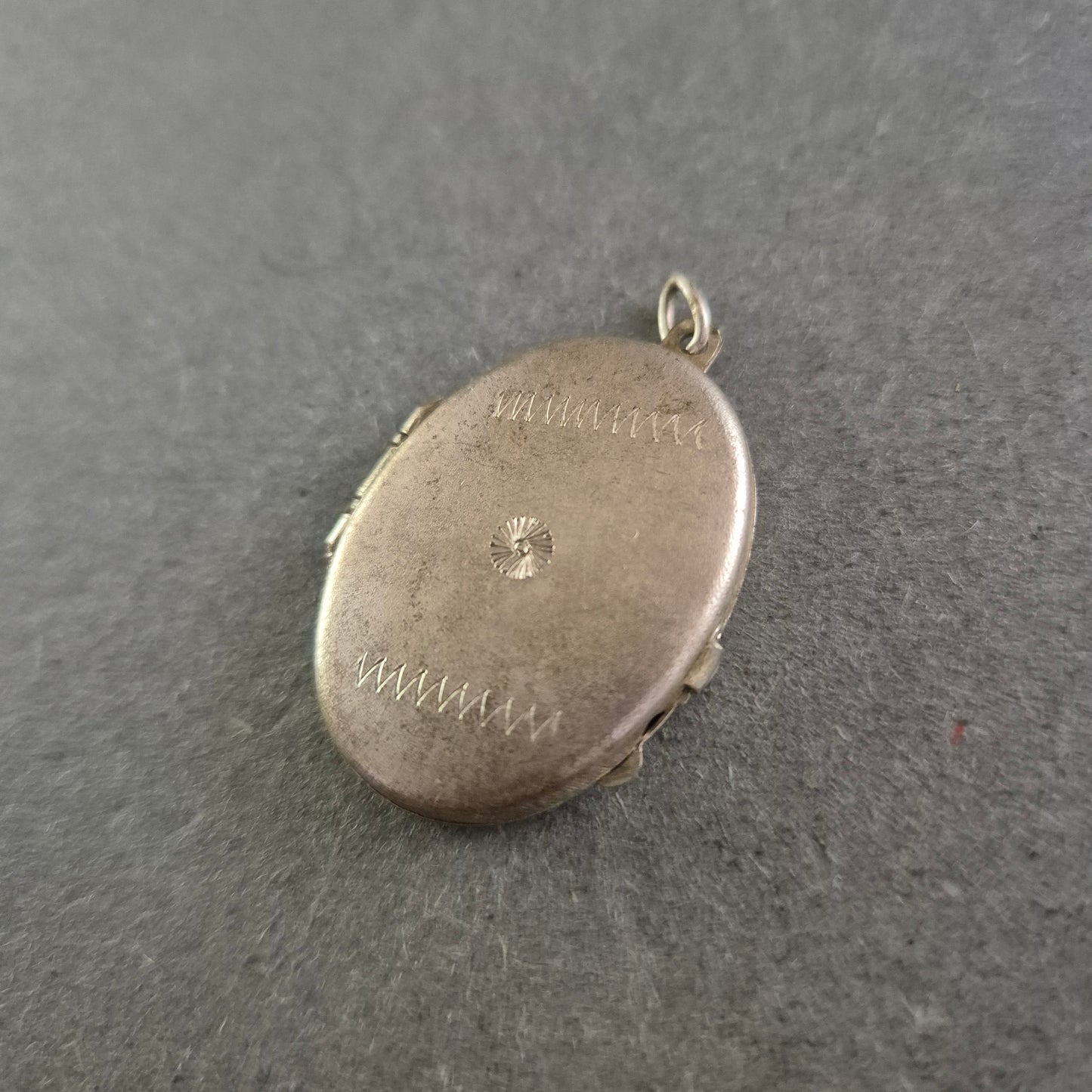 Ovales Vintage-Medaillon mit Sternmotiv – Klappanhänger aus Silberoptik