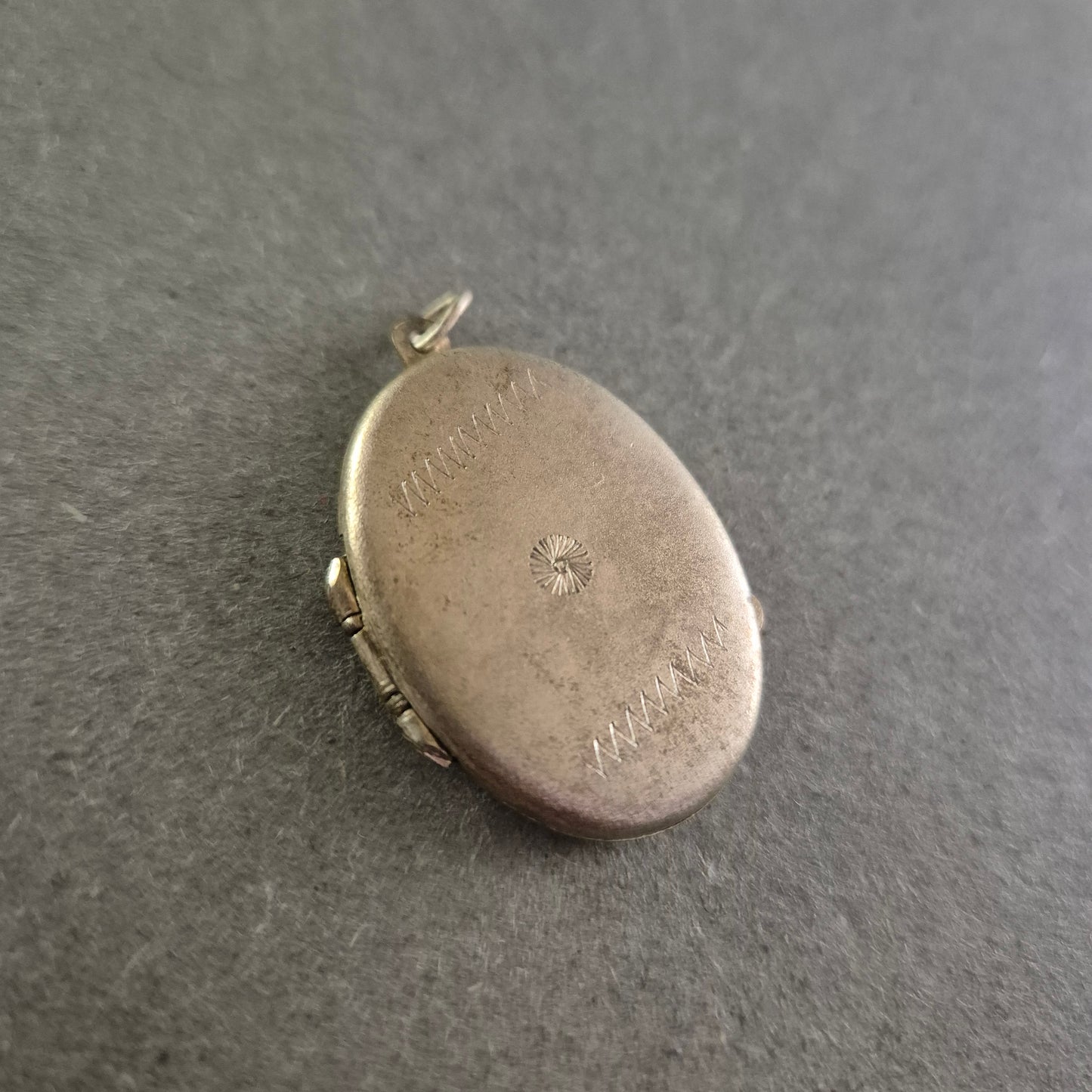 Ovales Vintage-Medaillon mit Sternmotiv – Klappanhänger aus Silberoptik