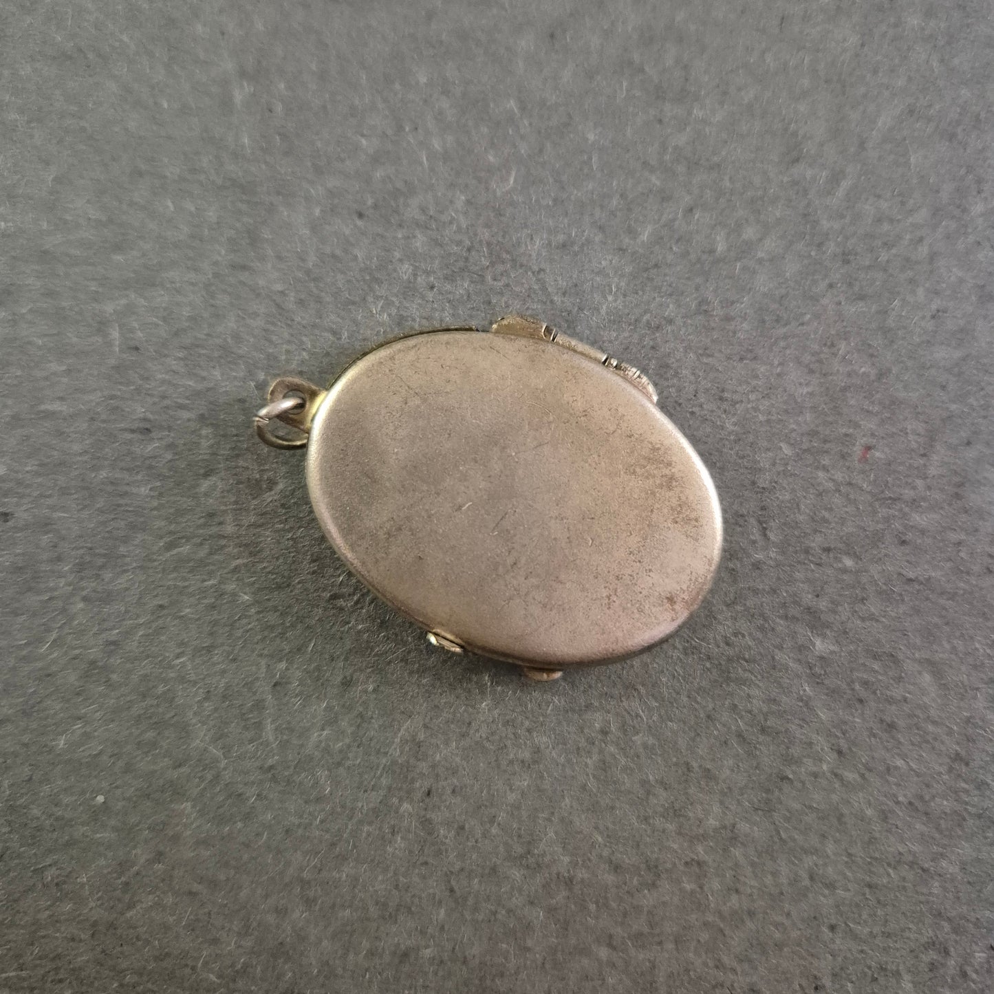 Ovales Vintage-Medaillon mit Sternmotiv – Klappanhänger aus Silberoptik