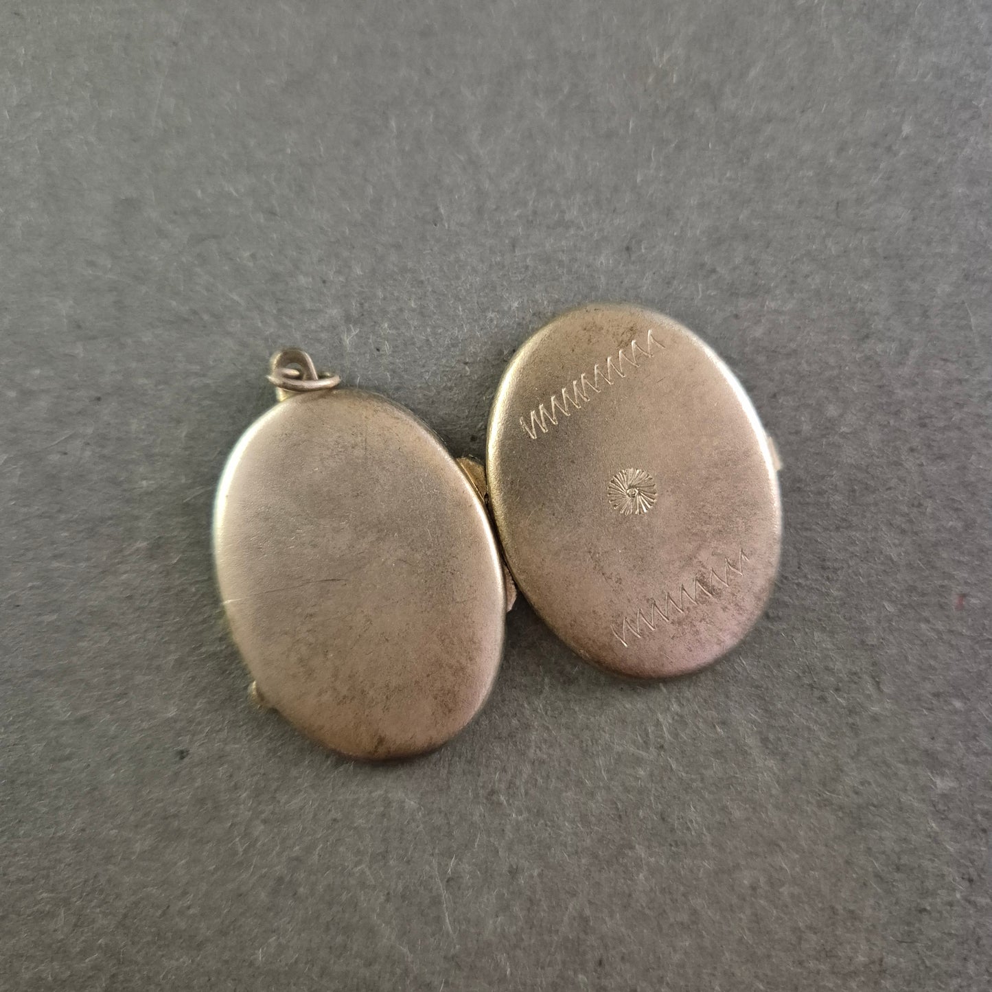 Ovales Vintage-Medaillon mit Sternmotiv – Klappanhänger aus Silberoptik