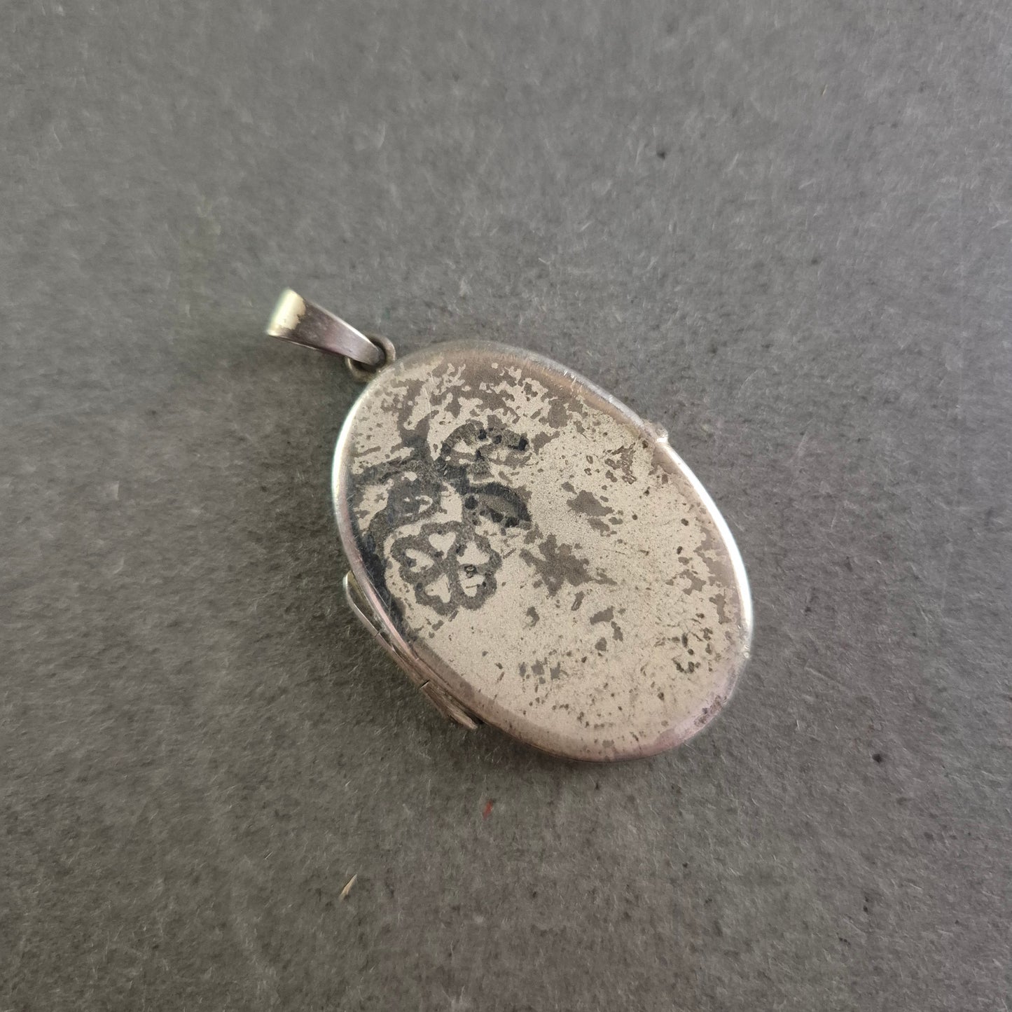 Ovales Vintage-Medaillon mit Blumenmuster – Charmante Patina