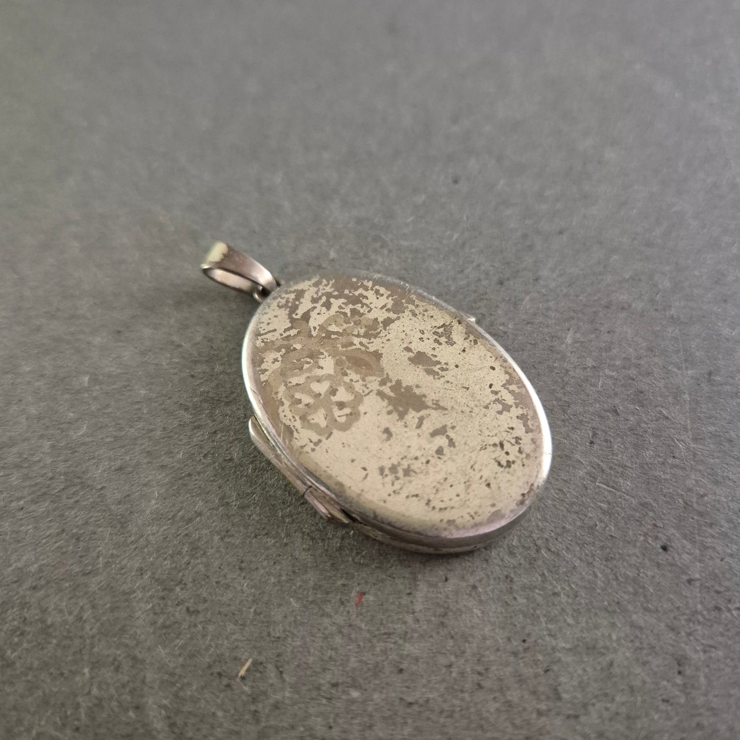 Ovales Vintage-Medaillon mit Blumenmuster – Charmante Patina