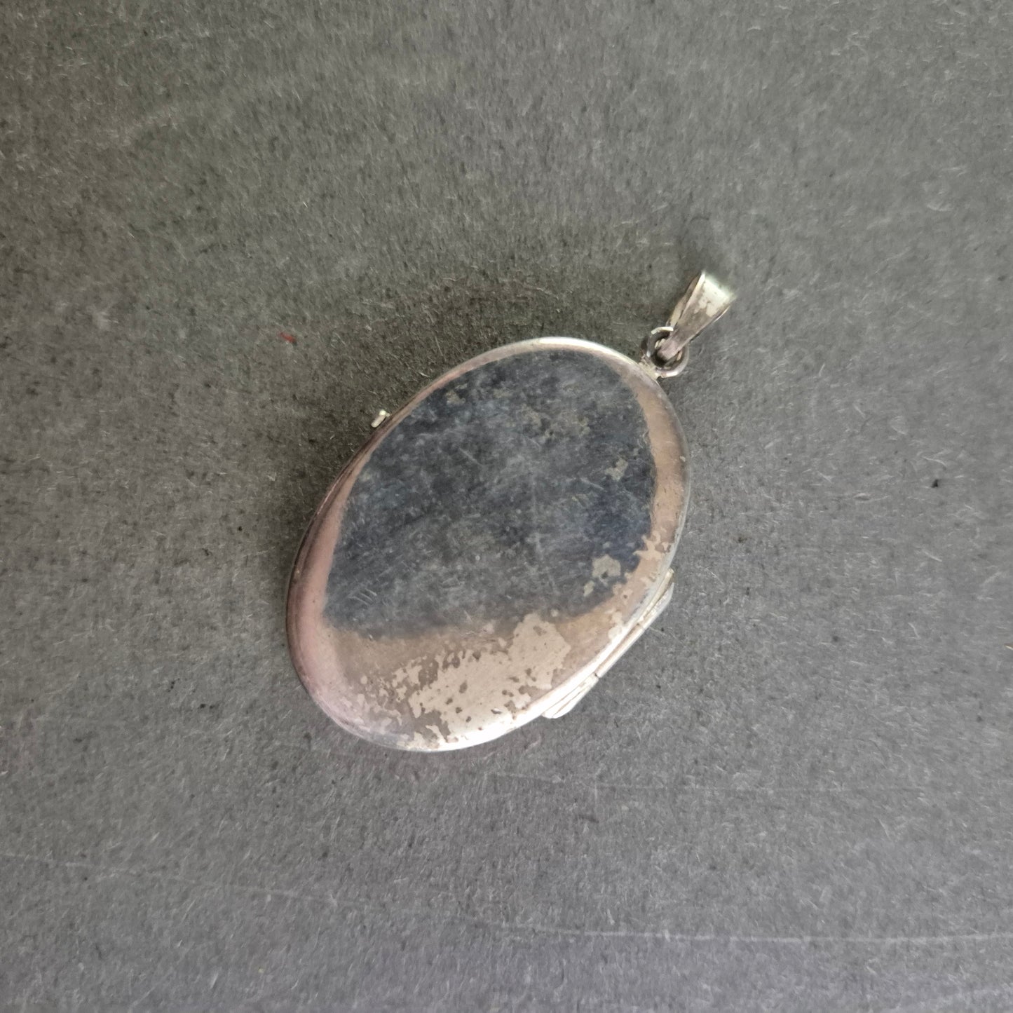 Ovales Vintage-Medaillon mit Blumenmuster – Charmante Patina