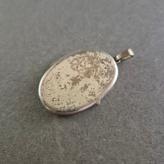 Ovales Vintage-Medaillon mit Blumenmuster – Charmante Patina