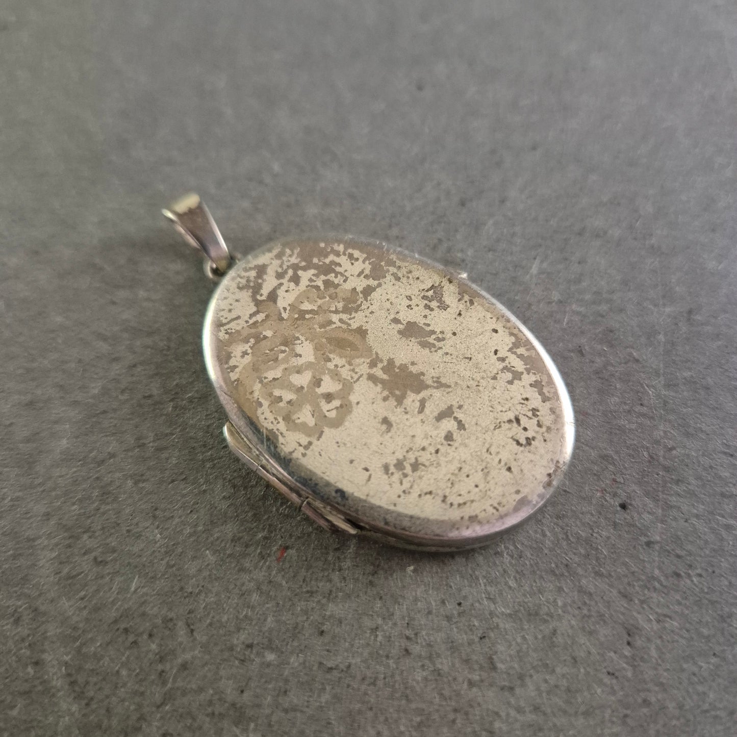 Ovales Vintage-Medaillon mit Blumenmuster – Charmante Patina