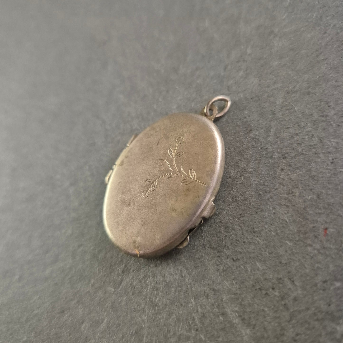 Elegantes Vintage-Medaillon mit Zweiggravur – Ovaler Klappanhänger