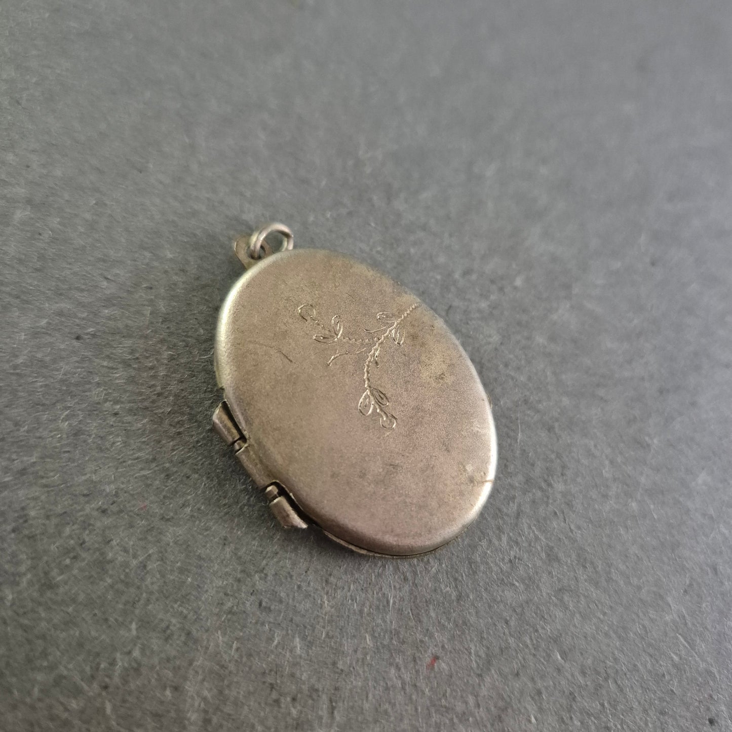 Elegantes Vintage-Medaillon mit Zweiggravur – Ovaler Klappanhänger