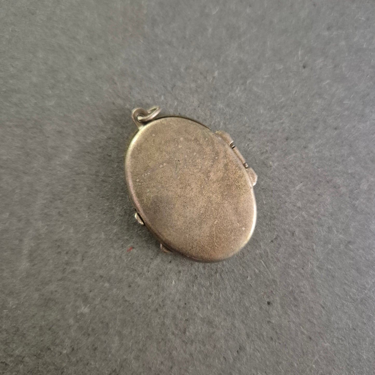 Elegantes Vintage-Medaillon mit Zweiggravur – Ovaler Klappanhänger