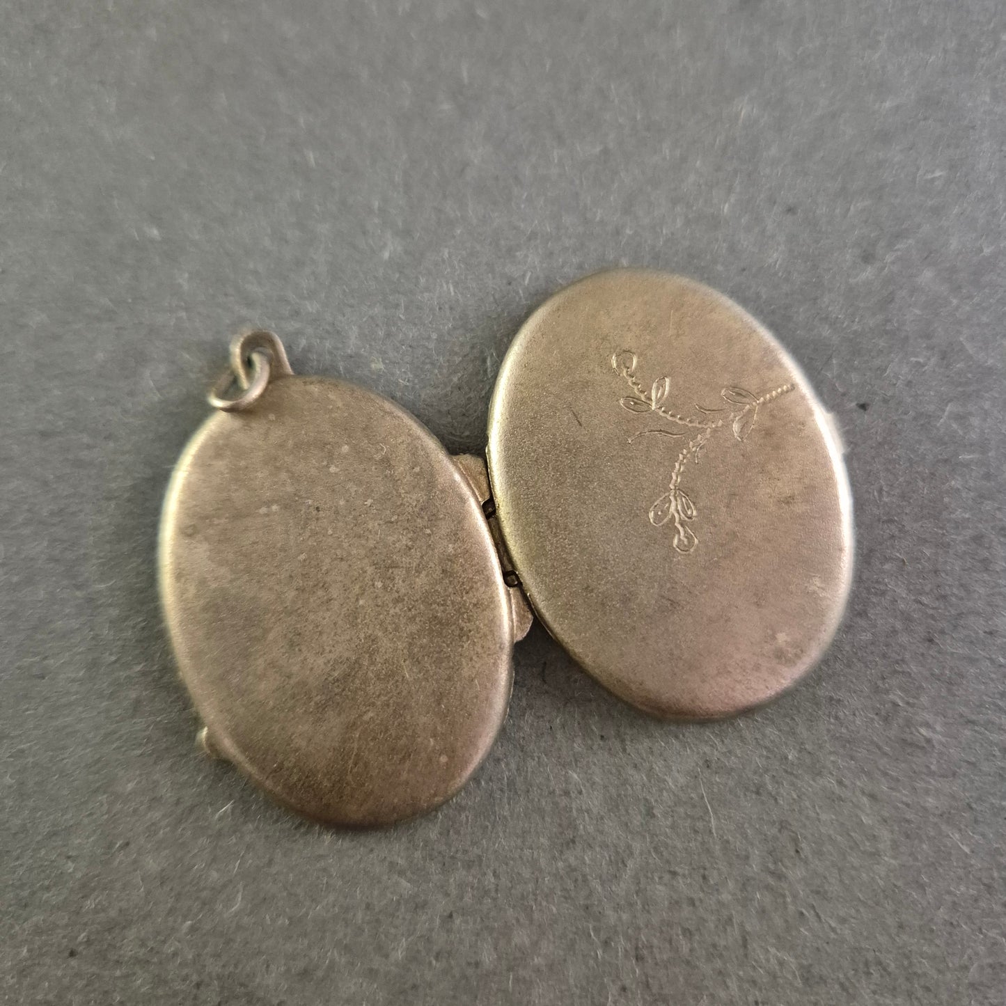 Elegantes Vintage-Medaillon mit Zweiggravur – Ovaler Klappanhänger