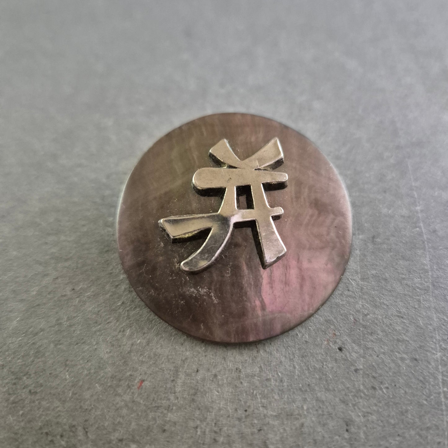 Runde Vintage-Brosche mit asiatischem Schriftzeichen – Minimalistisch & Elegant