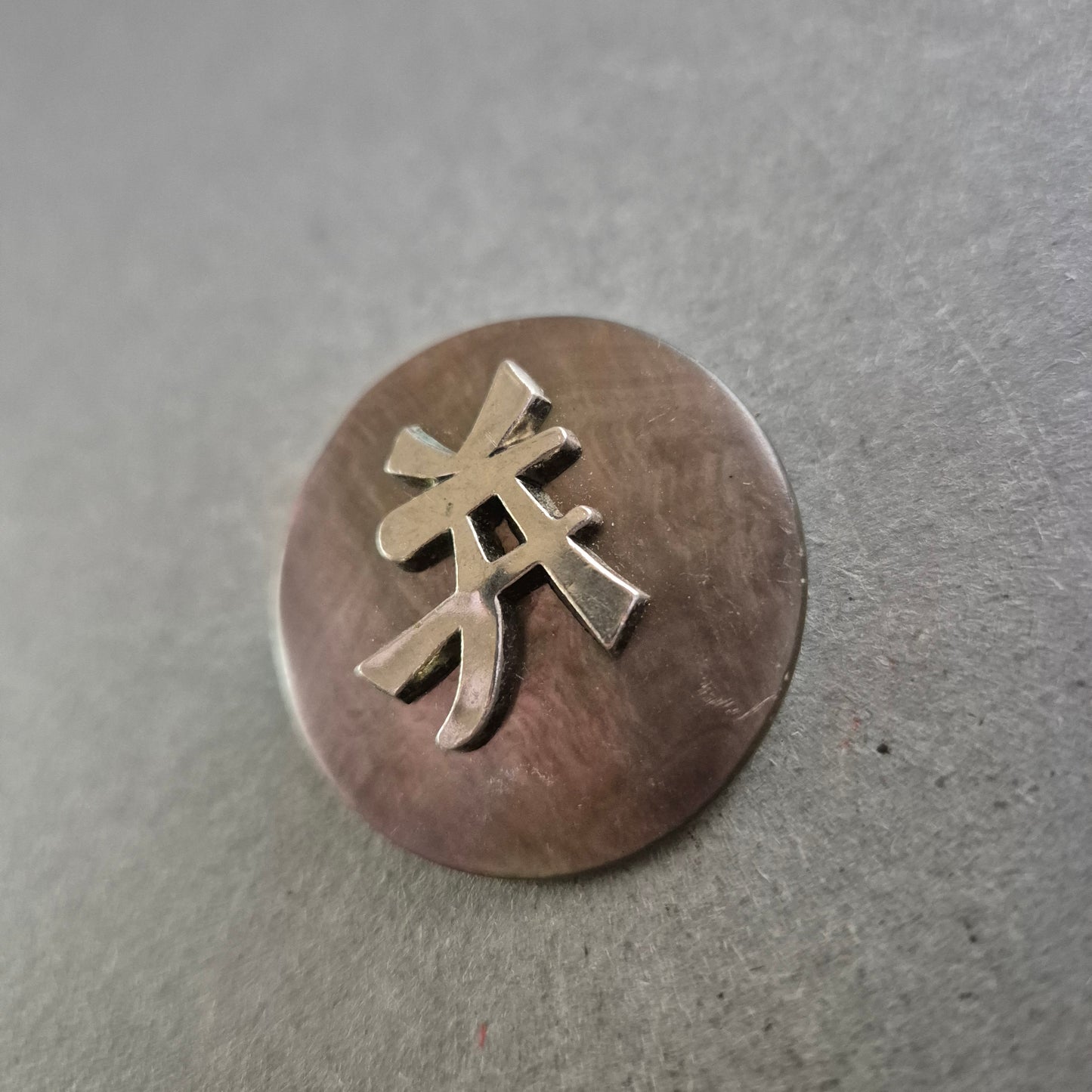 Runde Vintage-Brosche mit asiatischem Schriftzeichen – Minimalistisch & Elegant