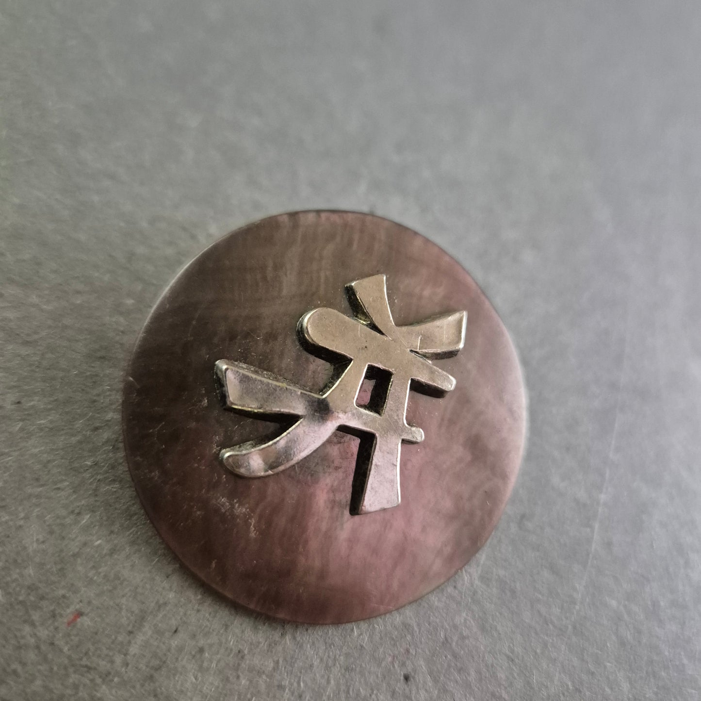 Runde Vintage-Brosche mit asiatischem Schriftzeichen – Minimalistisch & Elegant