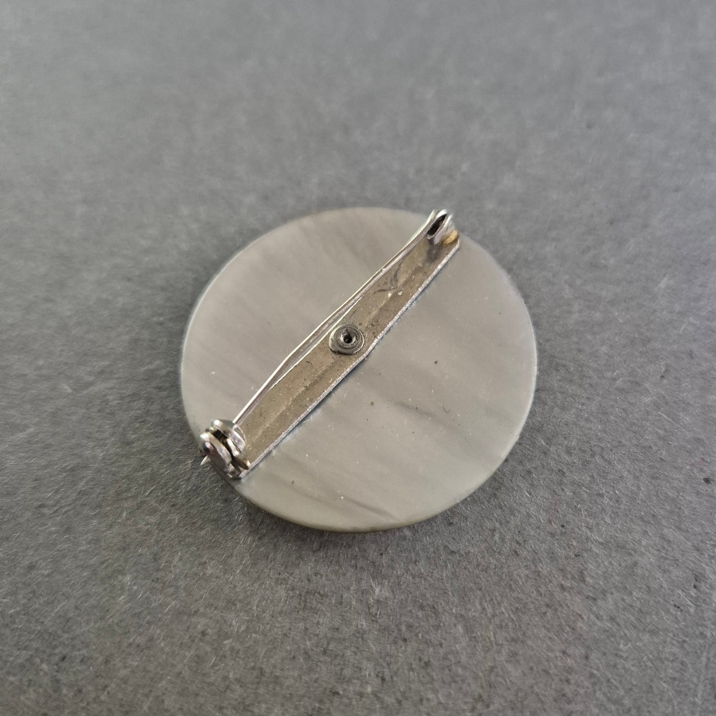 Runde Vintage-Brosche mit asiatischem Schriftzeichen – Minimalistisch & Elegant