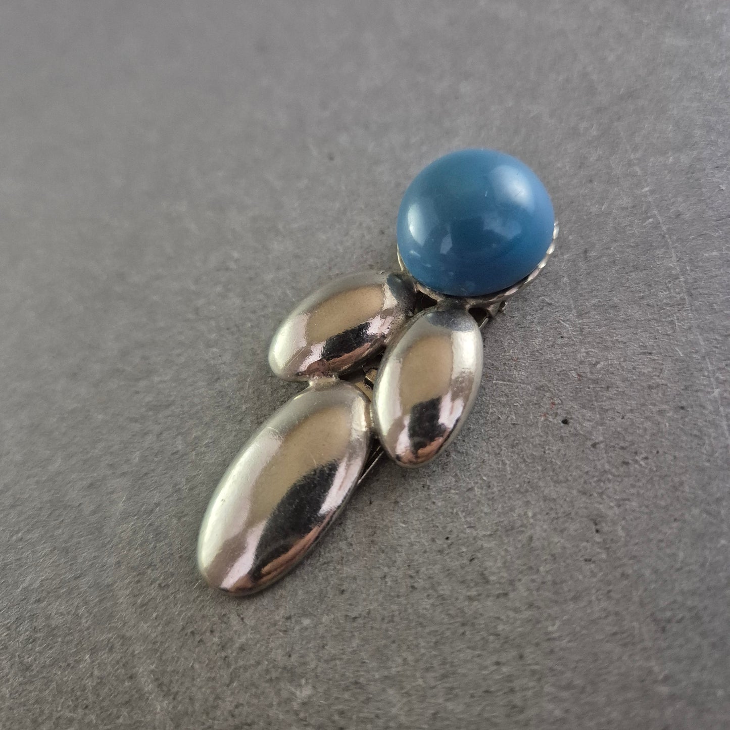 Vintage Brosche mit blauem Cabochon – Eleganter Clip aus den 70ern